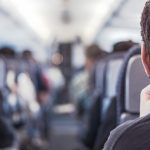 conviene viajar en micro o en avion low cost