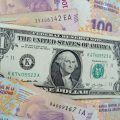 como conviene pagar en uruguay dolares pesos argentinos