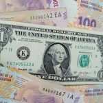 como conviene pagar en uruguay dolares pesos argentinos