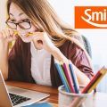 mujer frente a una laptop y el logo de smiles argentina arriba a la derecha