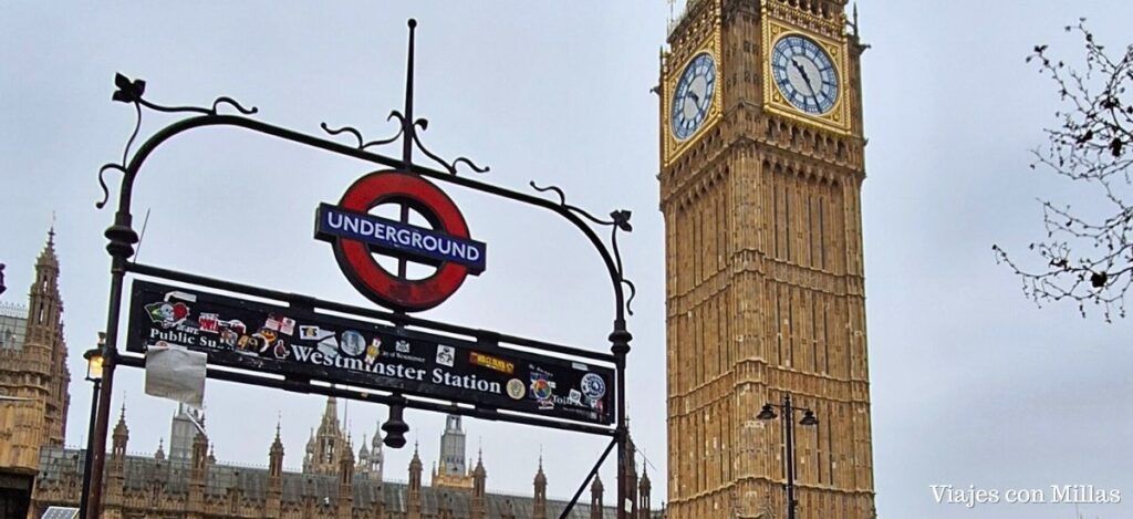 cartel del metro de londres con el bib ben de fondo