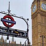 cartel del metro de londres con el bib ben de fondo