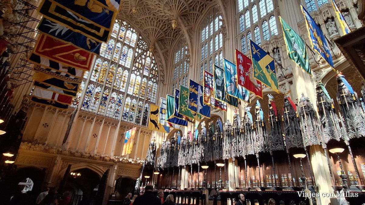 interior de la abadia de westminster durante una visita turistica