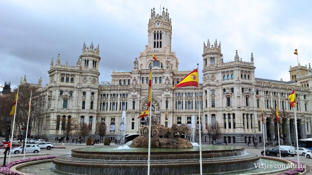 plaza de cibeles y ayuntamiento de madrid desde el bus turístico