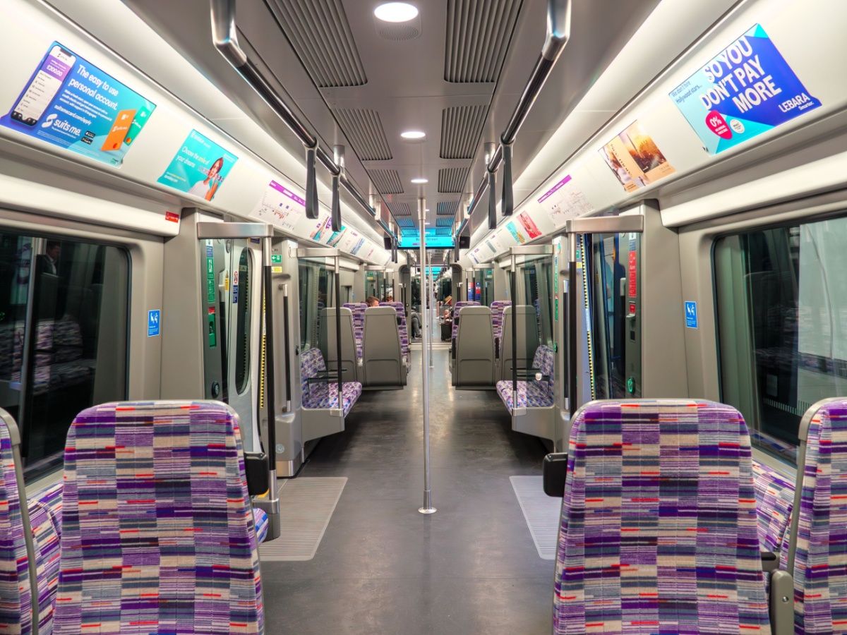 interior del tren Elizabeth Line que une el aeropuerto Heathrow con el centro de Londres