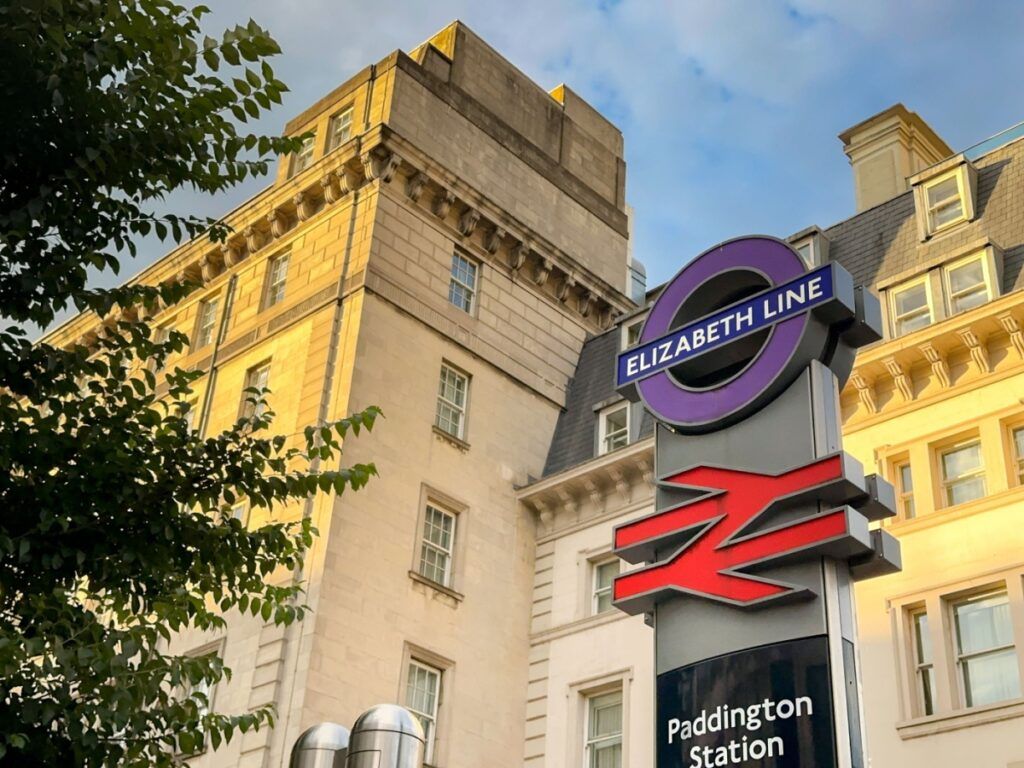 carteles de los trenes de londres. con un edificio detrás / Foto: Ceri Breeze / Shutterstock.com
