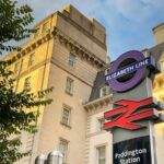 carteles de los trenes de londres. con un edificio detrás / Foto: Ceri Breeze / Shutterstock.com