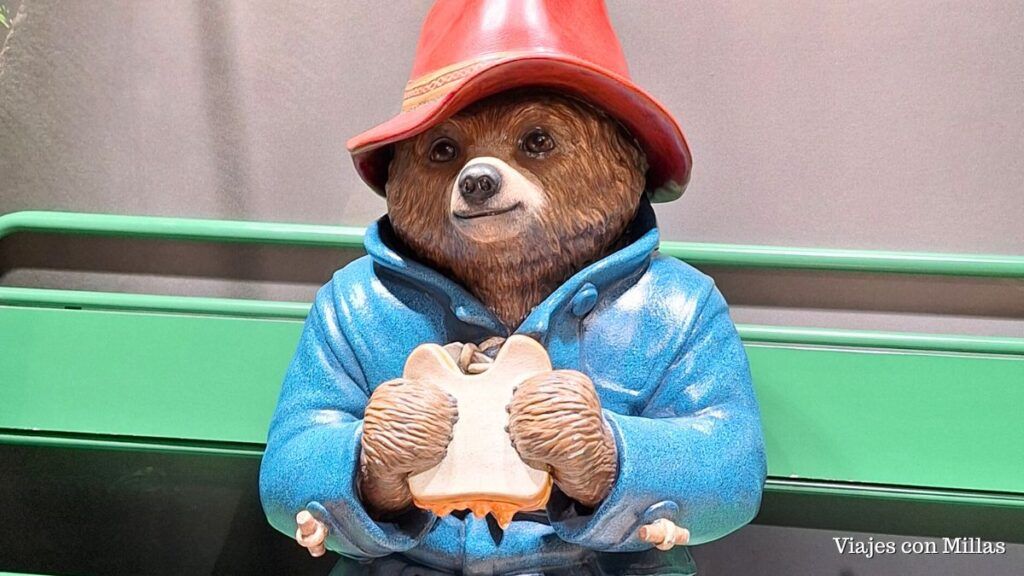 estatua del oso paddington en londres