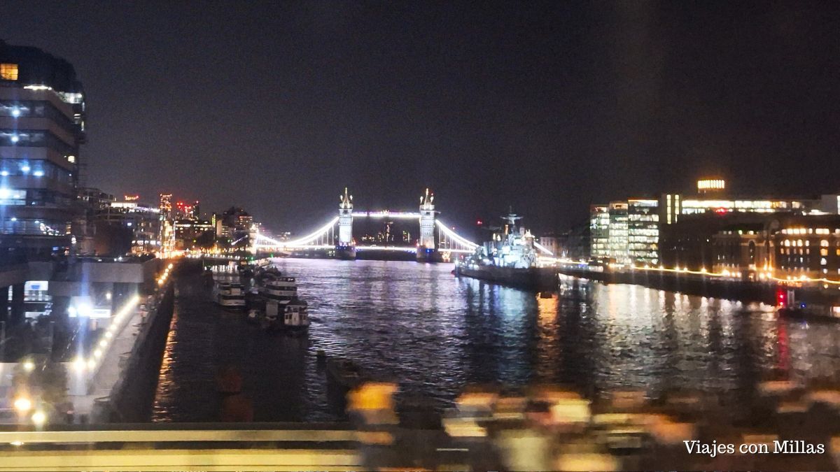 vista nocturna del puente de la torre en londres