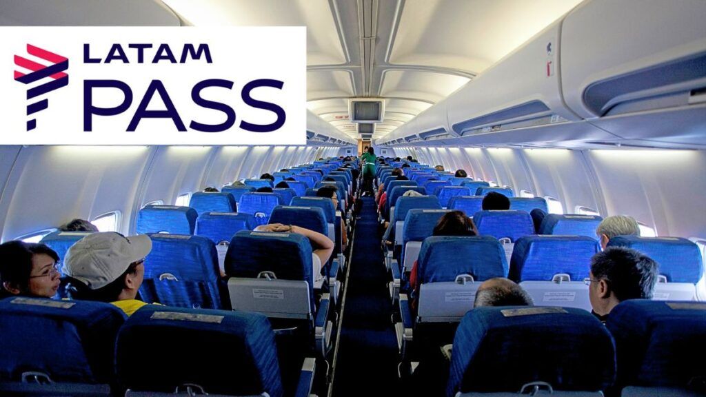 interior de un avion con el logo del programa latam pass