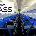 interior de un avion con el logo del programa latam pass