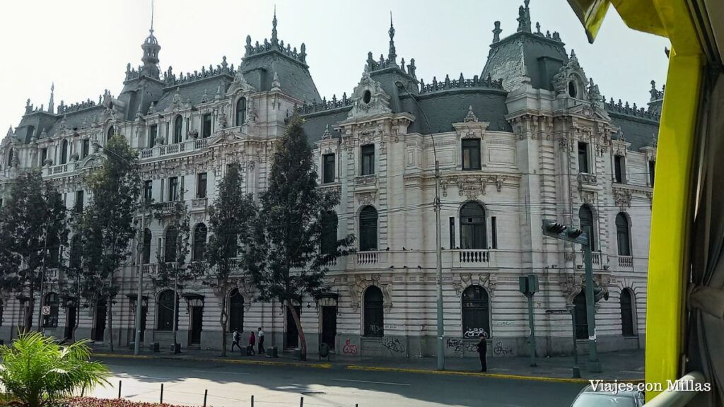 vista del Edificio Rímac (Casa Roosevelt) desde el bus turístico de lima