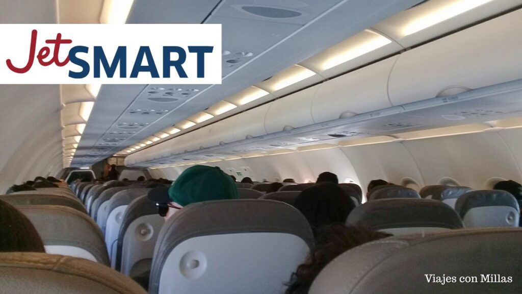 interior de un avion y el logo de jetsmart