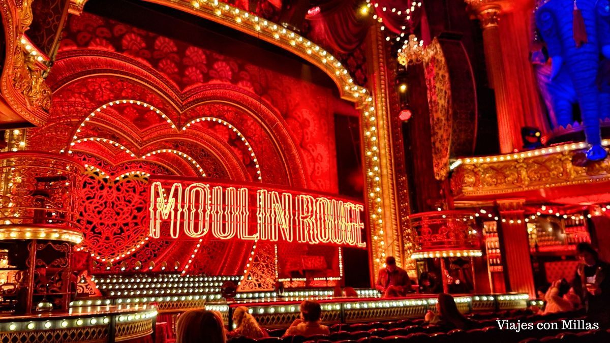 escenario de la obra musical Moulin Rouge en el West End de Londres