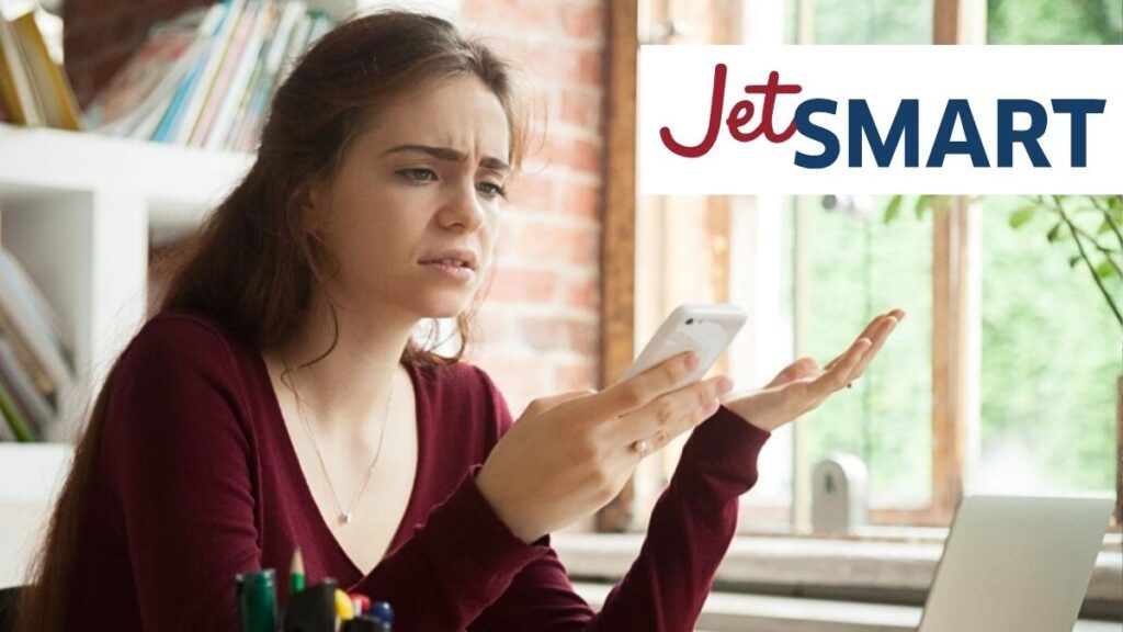 mujer ofuscada mirando el teléfono junto a un logo de jetsmart