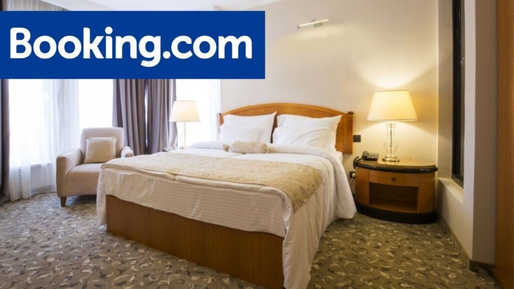 habitación de hotel con el logo de Booking