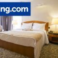 habitación de hotel con el logo de Booking