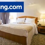 habitación de hotel con el logo de Booking