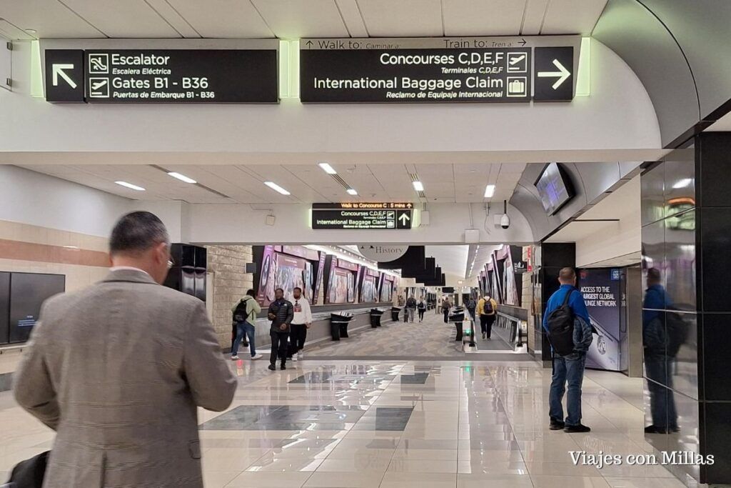 pasillo que conecta las terminales del aeropuerto de atlanta