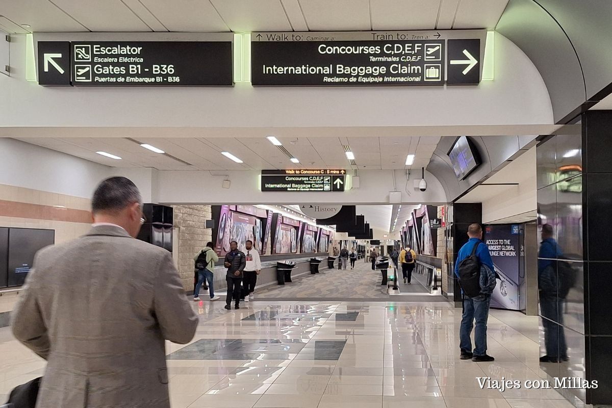 pasillo que conecta las terminales del aeropuerto de atlanta