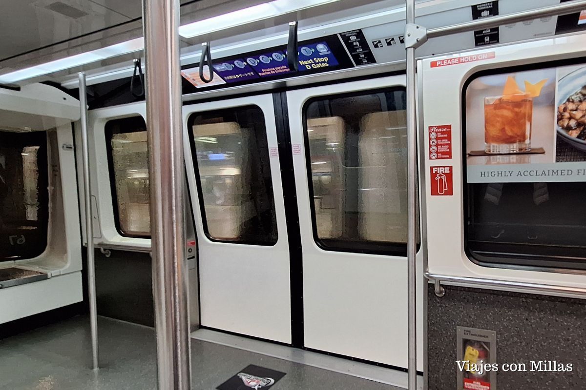 interior del tren que conecta las terminales en el aeropuerto de Atlanta