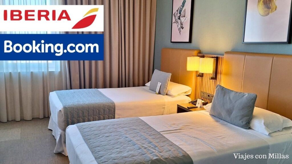 habitación twin de hotel con los logos de Iberia y Booking