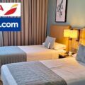 habitación twin de hotel con los logos de Iberia y Booking
