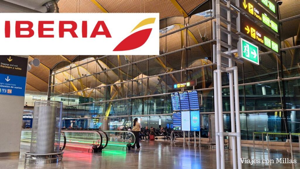 interior del aeropuerto de barajas con el logo de iberia arriba a la izquierda